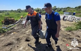 Дамбу в Крымском районе Кубани укрепляют мешками с песком