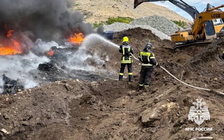 Пожар на мусорном полигоне в Ставрополье полностью потушили