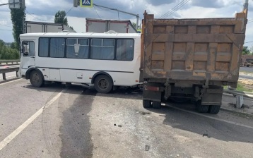 В Воронежской области произошло ДТП с 4 грузовиками и автобусом