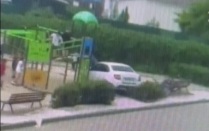 В Воронеже машина с двухлетним ребенком за рулем въехала на детскую площадку