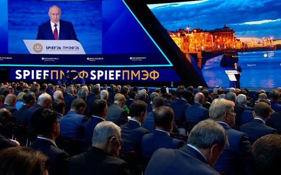 Россия продолжит развивать ледокольный флот и строить танкеры, заявил Путин
