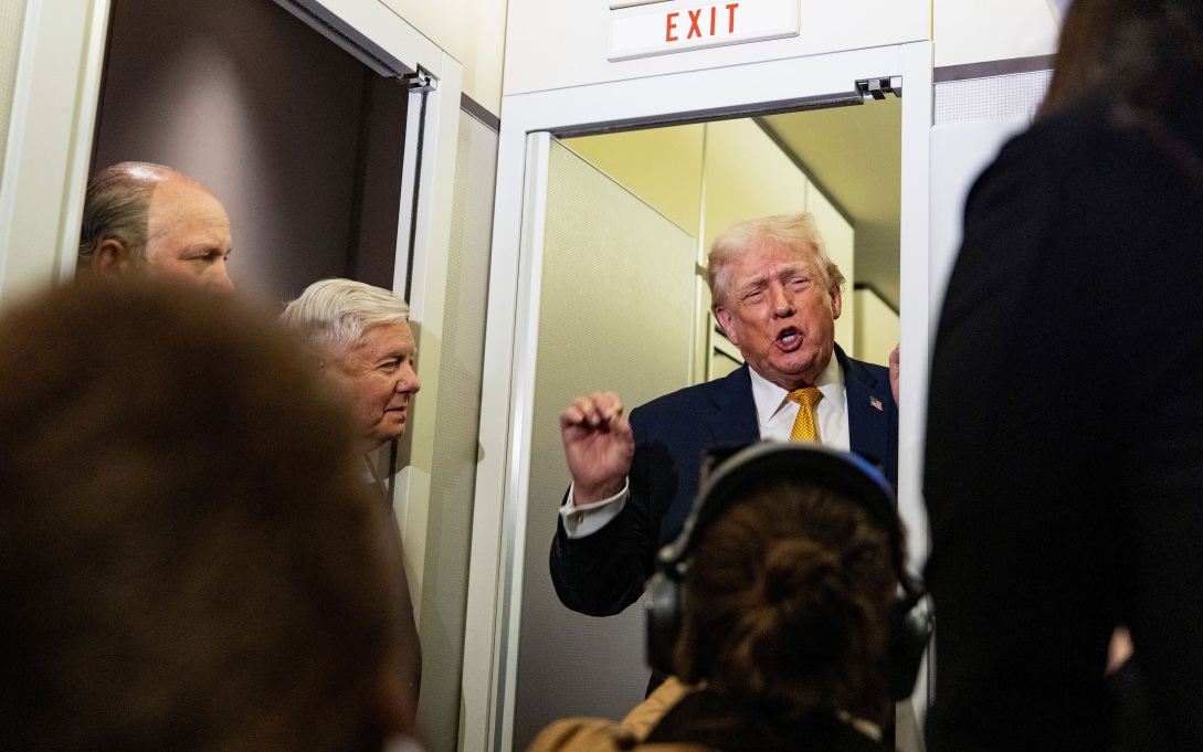 Трамп пригрозил Ирану, что сделка может быть заключена "жесткими методами"