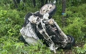 В Приморье разбился автомобилист, вылетев на машине с дороги в кювет