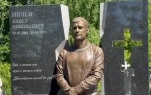 Бронзовый памятник установлен на могиле Паши Техника
