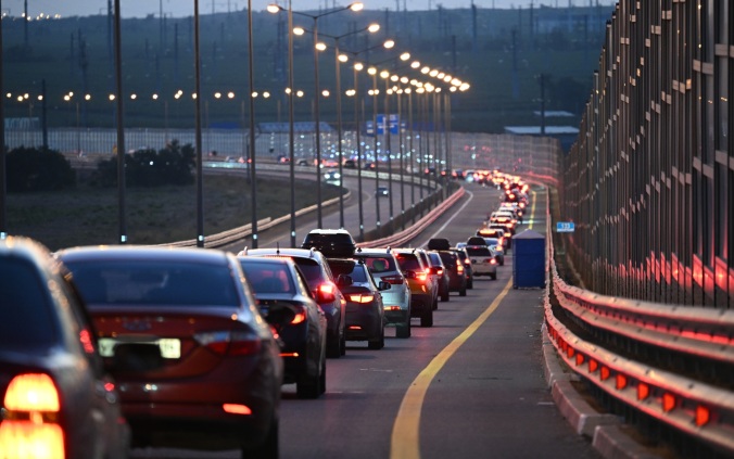 Очередь на Крымском мосту увеличилась до 90 автомобилей