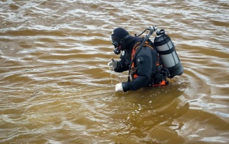 Спасатели извлекли тело утонувшего мужчины из водоема в Красноярском крае