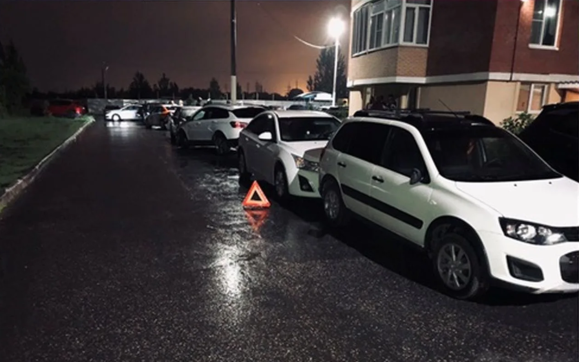 В Тольятти водитель иномарки протаранил 4 припаркованных авто, пострадал пешеход