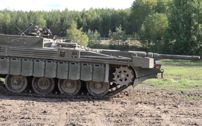 Российские беспилотники уничтожили уникальный шведский танк