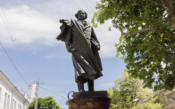 В Симферополе появился памятник Николаю Гоголю
