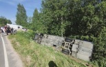 Экскурсионный автобус опрокинулся в ярославской деревне, пострадали пассажиры