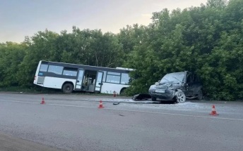 Водитель легковушки погиб в ДТП с автобусом в Омской области