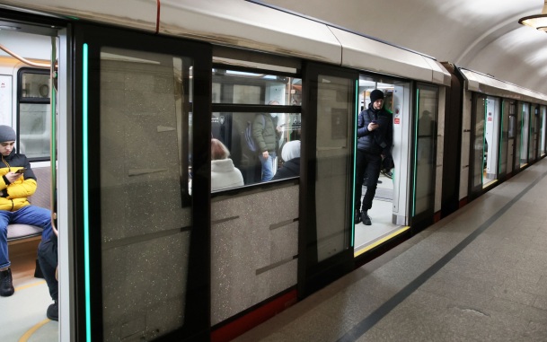 Движение на зеленой ветке метро Москвы вводят в график после человека на пути