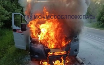 В Подмосковье загорелась скорая помощь, пожарные потушили машину за минуту