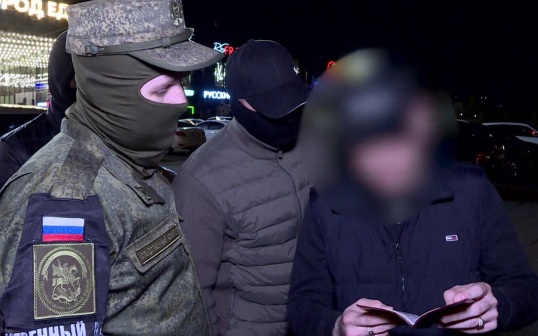 Мигрант во время рейда в Москве начал петь хит "Матушка-земля"