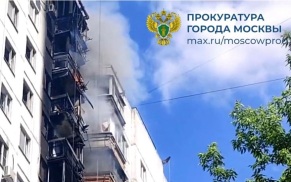На западе Москвы горит многоэтажка, огонь быстро распространяется