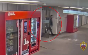 В Москве задержали мужчину, разбившего ногой дверь на станции БКЛ "Терехово"