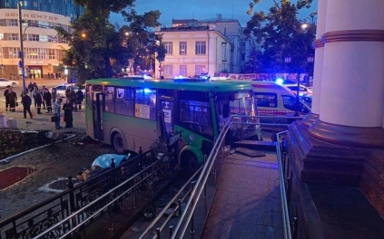 Автобус задавил 4 человек в Екатеринбурге, столкнувшись с легковушкой