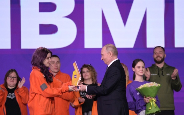 Волонтер-2025: Анна Плужникова не ожидала, что награду ей вручит лично Путин