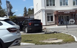ДТП в Бутурлиновке: машина влетела в забор школы, травмирована педагог