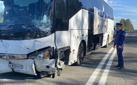 В Коми водитель авто столкнулся с автобусом, не уступив ему дорогу, и погиб