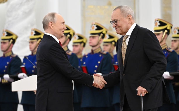 Троекратное "Ура!": Путин выпил за победу с лауреатами государственных премий