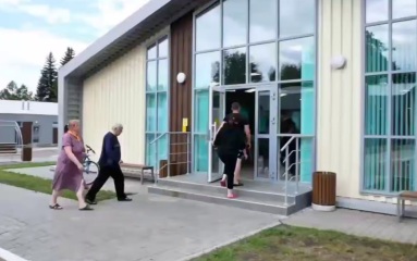 Мэр Нижнекамска проверил, как обустроились жители дома, в который влетел дрон