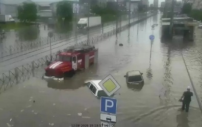 В Краснодаре прошел сильный дождь с градом, автомобили затопило почти по крышу