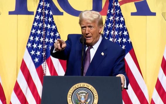 Демонтируемую надпись с фамилией Трампа на Кеннеди-центре закрыли полотном