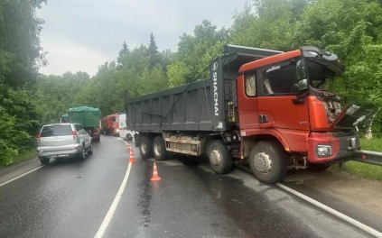 Грузовик протаранил маршрутку в Подмосковье, погиб 1 и пострадали 12 человек