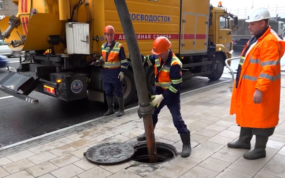 На улицы Москвы из-за непогоды вывели 300 бригад "Мосводостока"