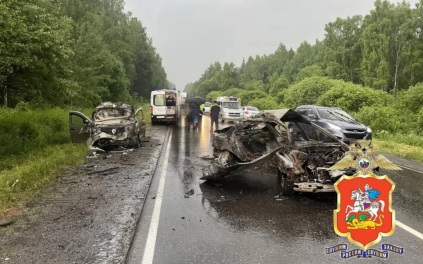 Машина вспыхнула после ДТП в Подмосковье, погибли 2 и пострадали 2 человека