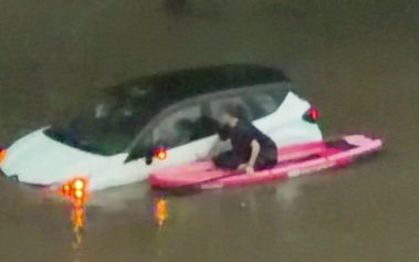 Очевидцы сняли москвича на сапе, который помогал водителям затопленных машин