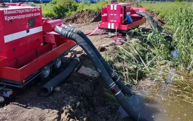 Спасатели откачивают воду с подтопленных участков в трех районах Кубани