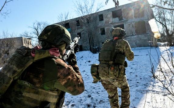 Минобороны РФ: российские штурмовики зачищают Заводской район Красного Лимана