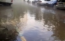 Под Томском дети устроили заплыв на дороге, затопленной после мощного ливня