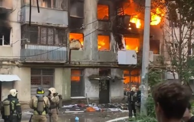 SHOT: в пятиэтажном доме в Самаре произошли пожар и взрыв, задеты три этажа