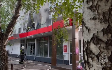 Горящий дом в Самаре тушат 68 сотрудников МЧС