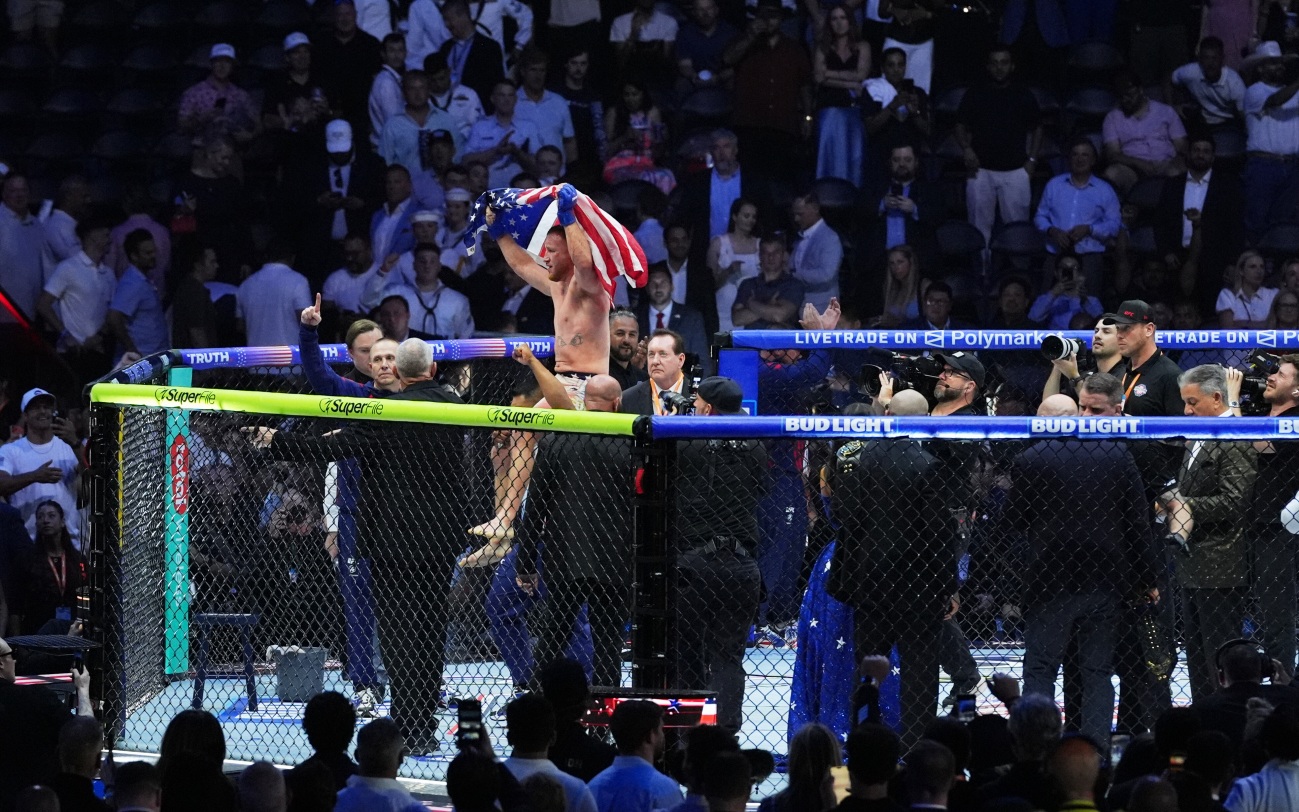 Гейджи стал чемпионом UFC в легком весе, победив Топурию
