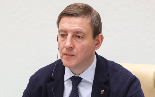На Алтае чиновника раскритиковали за презентацию с трехногим мальчиком