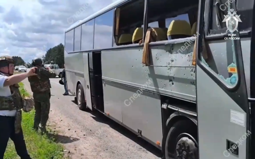 Появилось видео с места удара ВСУ по автобусу с детьми в Брянской области