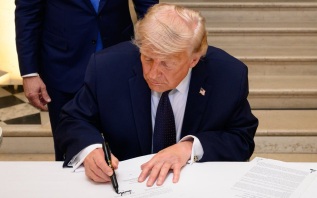 Белый дом показал кадры подписания Трампом соглашения с Ираном