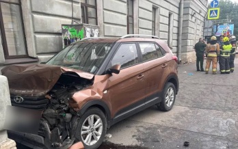 В Петербурге водитель иномарки снес пешеходов на тротуаре