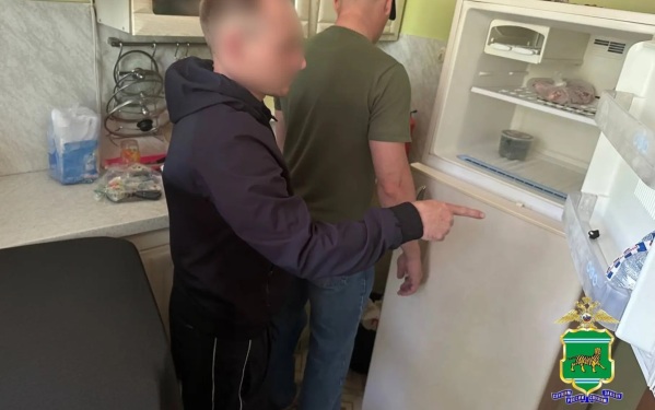 В Биробиджане полицейские изъяли гашишное масло, хранившееся в холодильнике