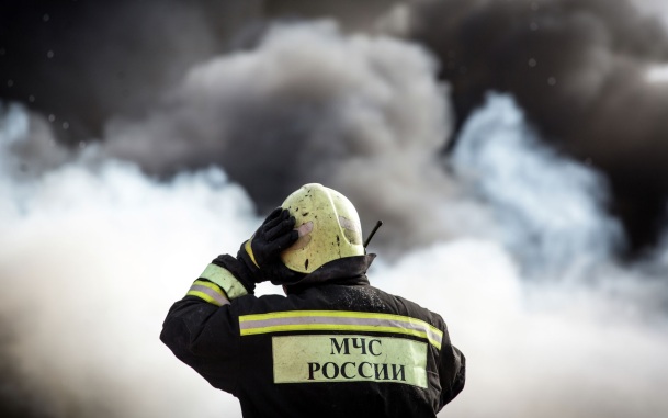 В Новосибирске пожарные тушат возгорание жилого дома