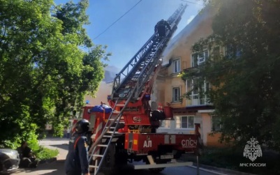 Пожарные ликвидировали открытое горение в жилом доме Новосибирска