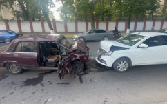 В Курске столкнулись три автомобиля, пострадали четверо