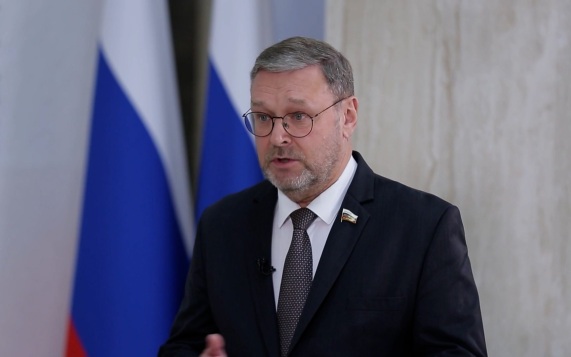 Косачев объяснил разницу в стиле ведения войны РФ и Украины