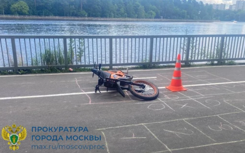 Подросток на мопеде сбил 4-летнюю девочку на севере Москвы