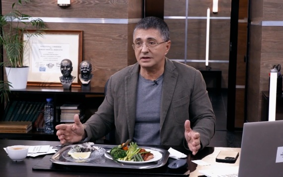 Доктор Мясников рассказал, как приготовить полезный ужин за 15 минут