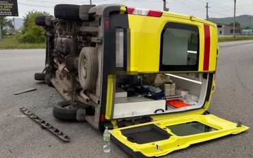 В Находке машина скорой помощи попала в аварию и перевернулись